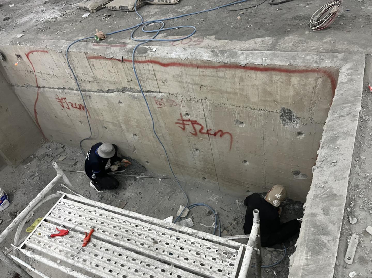 台中梧棲 機械停車格部份打除